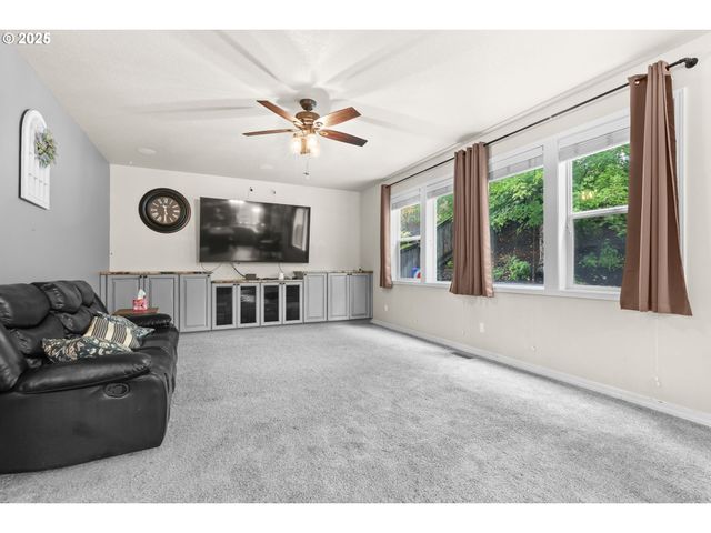138 N LINK Ct, Newberg, OR 97132