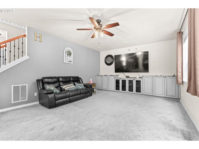138 N LINK Ct, Newberg, OR 97132