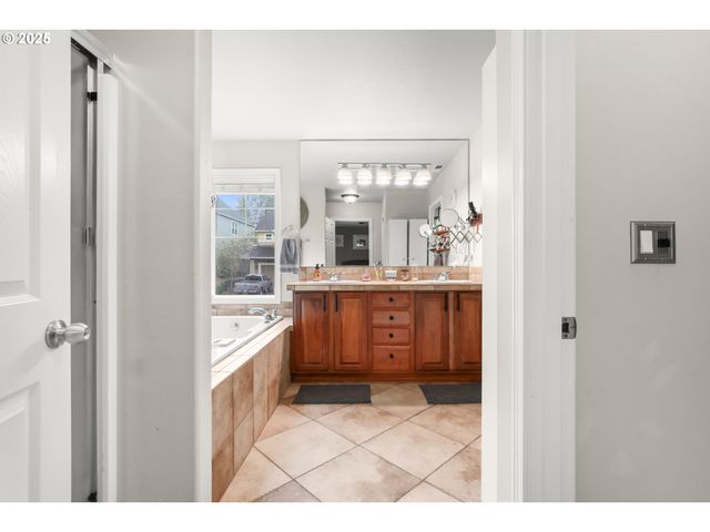 138 N LINK Ct, Newberg, OR 97132