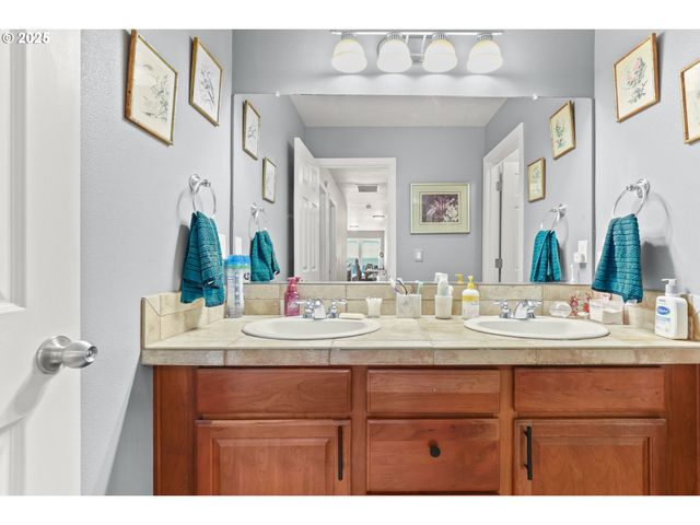 138 N LINK Ct, Newberg, OR 97132