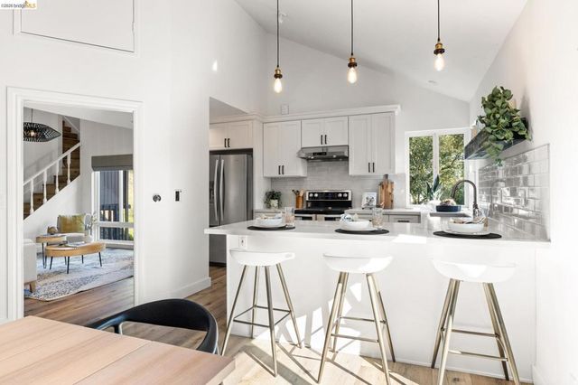 6931 6931 Pinehaven Rd, Oakland, CA 94611