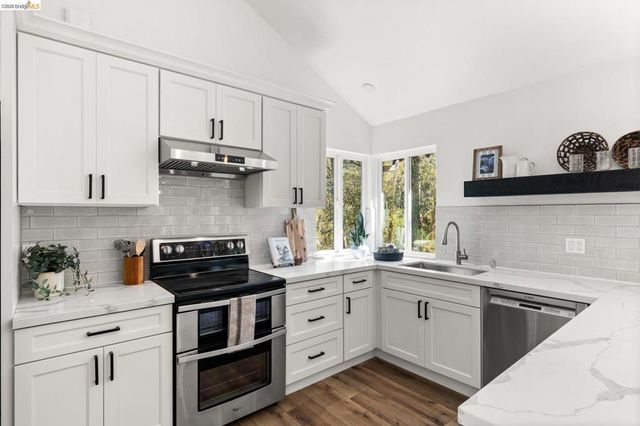 6931 6931 Pinehaven Rd, Oakland, CA 94611