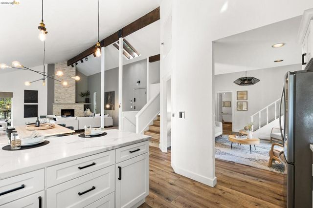 6931 6931 Pinehaven Rd, Oakland, CA 94611