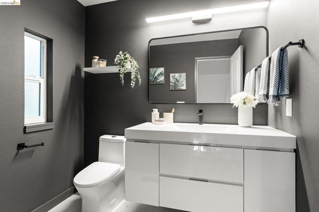 6931 6931 Pinehaven Rd, Oakland, CA 94611