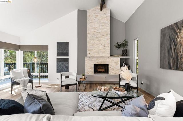 6931 6931 Pinehaven Rd, Oakland, CA 94611