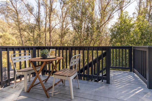 6931 6931 Pinehaven Rd, Oakland, CA 94611