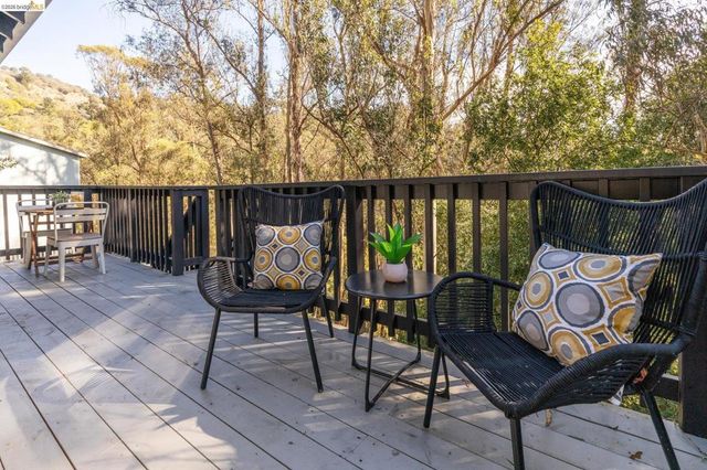 6931 6931 Pinehaven Rd, Oakland, CA 94611