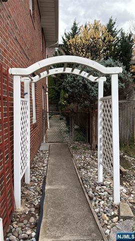 528 3rd 1, Palisades Park, NJ 07650