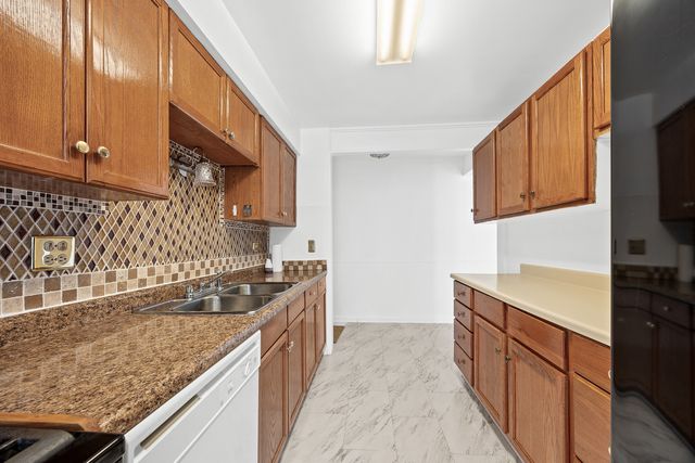 3008 Roberts Drive 1, Woodridge, IL 60517