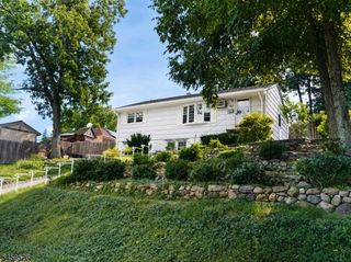 50 Knolls Rd, Bloomingdale Boro, NJ 07403