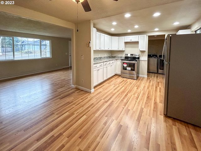 2249 Nw TROOST St, Roseburg, OR 97471