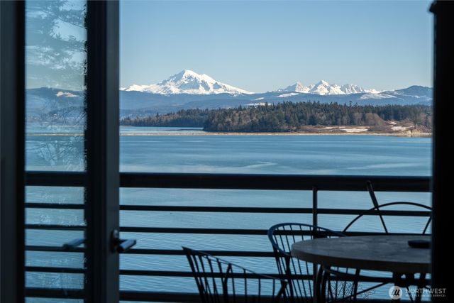 1822 Seacrest Drive, Lummi Island, WA 98262