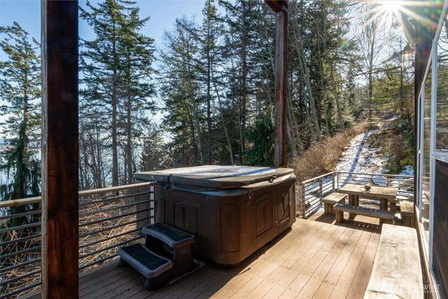 1822 Seacrest Drive, Lummi Island, WA 98262
