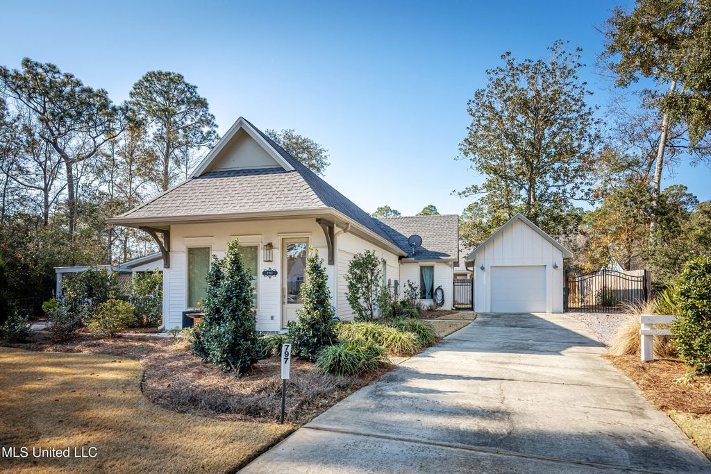 797 Peach Street, Ocean Springs, MS 39564