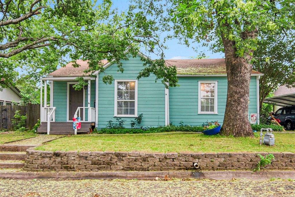 1316 Elm Street, Bonham, TX 75418