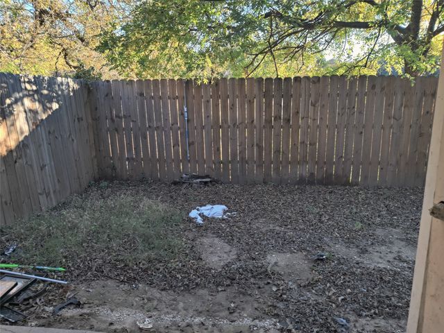 206 Country Bend Drive, Duncanville, TX 75137