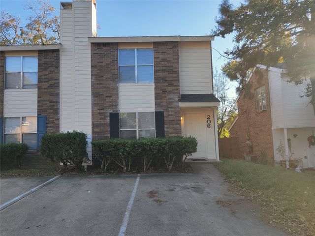 206 Country Bend Drive, Duncanville, TX 75137