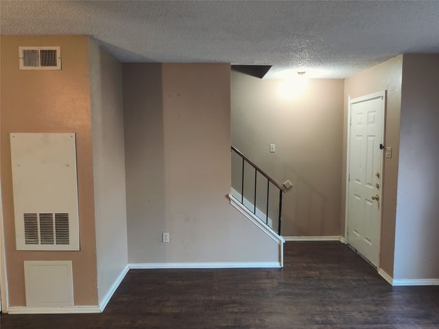 206 Country Bend Drive, Duncanville, TX 75137