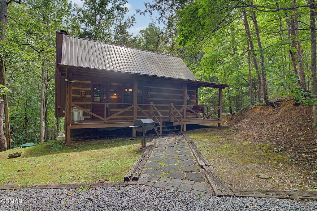 2323 Hidden Mountain Road, Sevierville, TN 37876