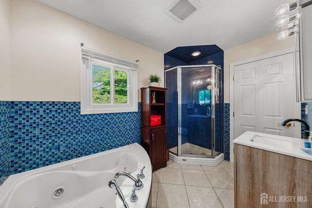 56 Rieder Road, Edison, NJ 08817