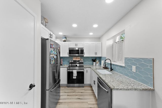 3989 HUNTERS LAKE Circle E, Jacksonville, FL 32210