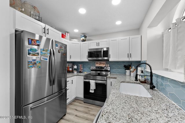 3989 HUNTERS LAKE Circle E, Jacksonville, FL 32210