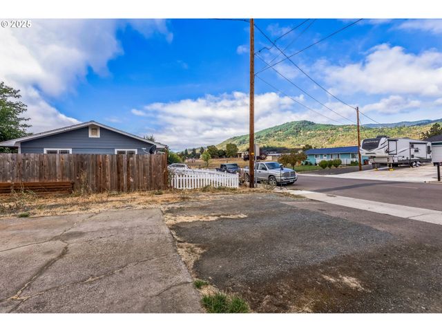 663 E 4TH Ave, Riddle, OR 97469