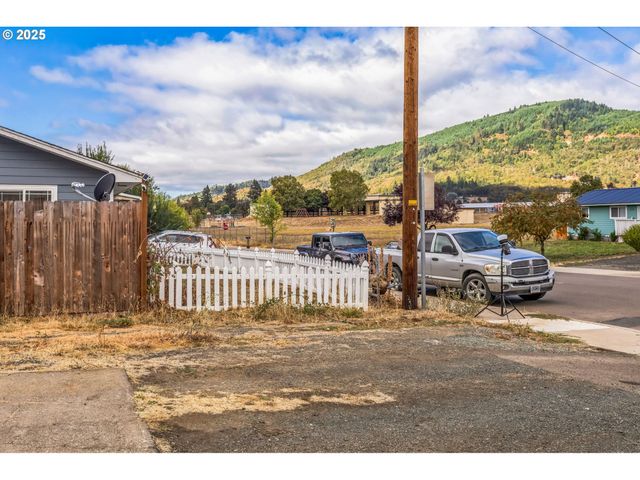 663 E 4TH Ave, Riddle, OR 97469