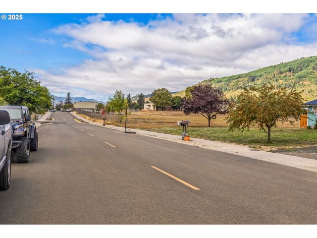 663 E 4TH Ave, Riddle, OR 97469