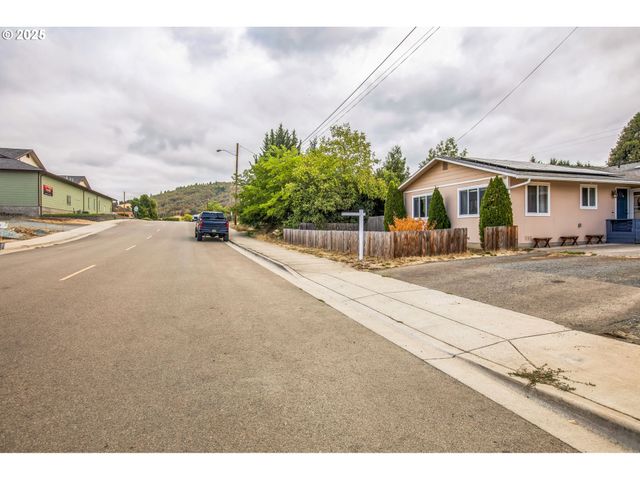 663 E 4TH Ave, Riddle, OR 97469