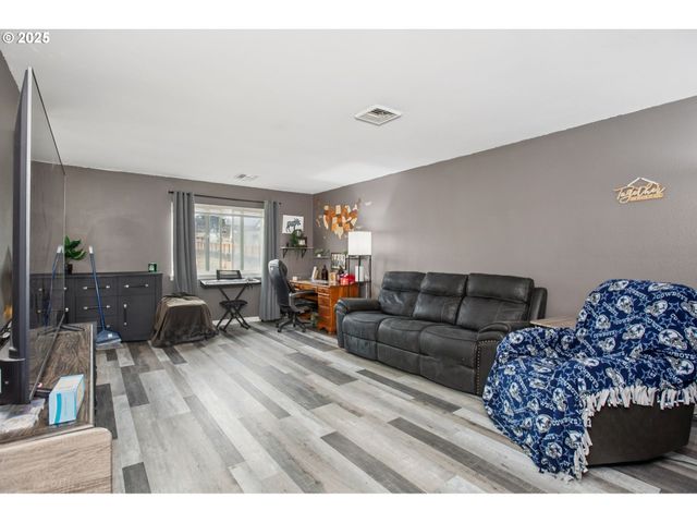 663 E 4TH Ave, Riddle, OR 97469