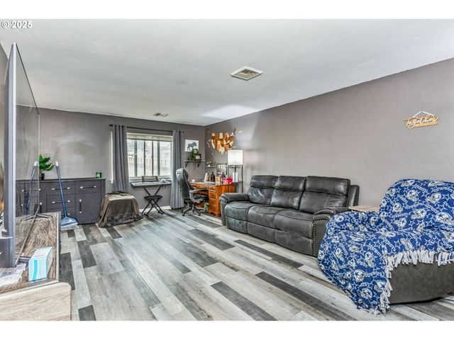 663 E 4TH Ave, Riddle, OR 97469