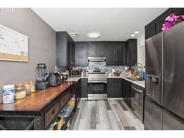 663 E 4TH Ave, Riddle, OR 97469