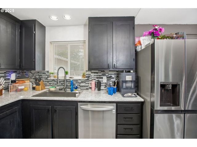 663 E 4TH Ave, Riddle, OR 97469