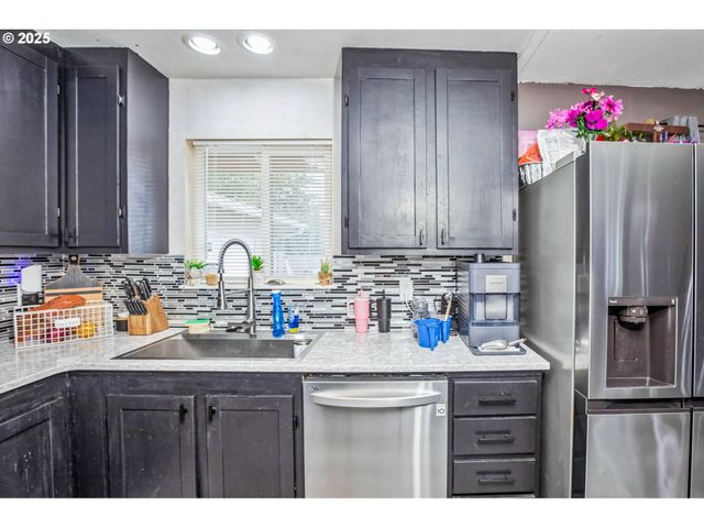 663 E 4TH Ave, Riddle, OR 97469