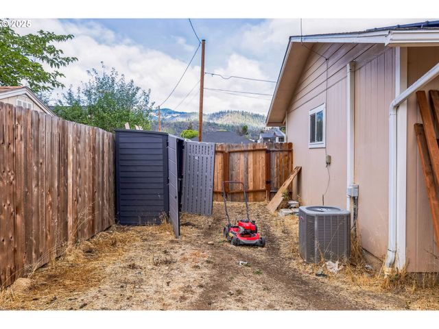 663 E 4TH Ave, Riddle, OR 97469