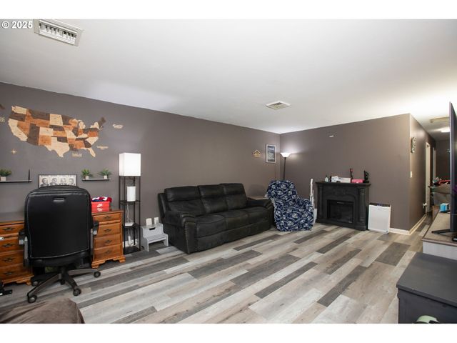 663 E 4TH Ave, Riddle, OR 97469