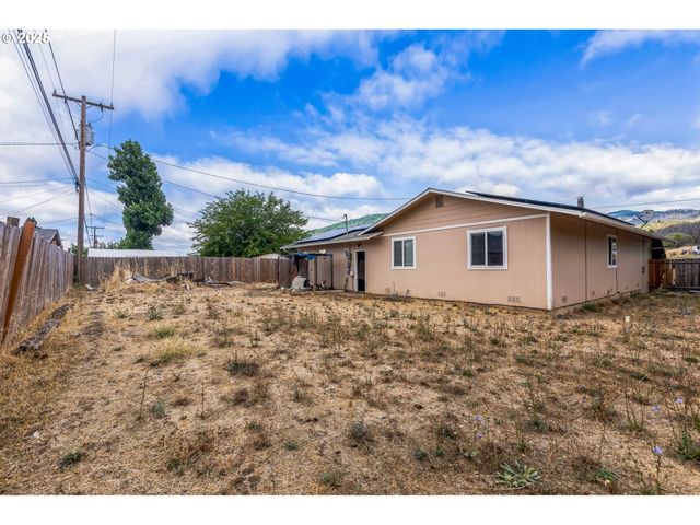 663 E 4TH Ave, Riddle, OR 97469