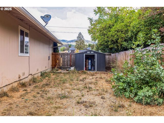 663 E 4TH Ave, Riddle, OR 97469