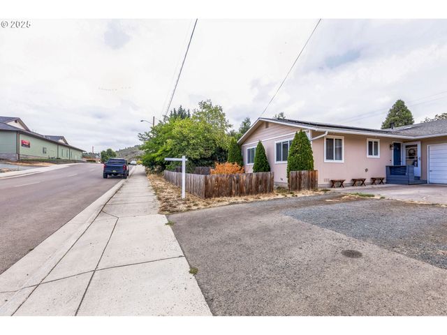 663 E 4TH Ave, Riddle, OR 97469