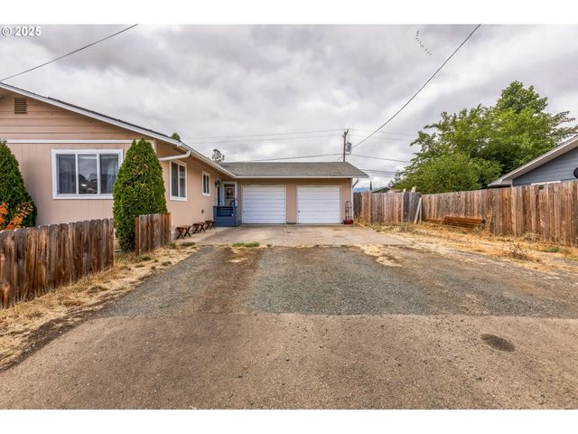 663 E 4TH Ave, Riddle, OR 97469