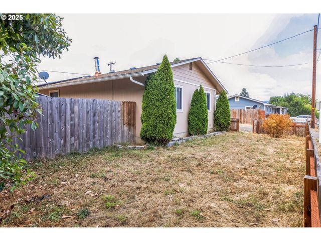 663 E 4TH Ave, Riddle, OR 97469