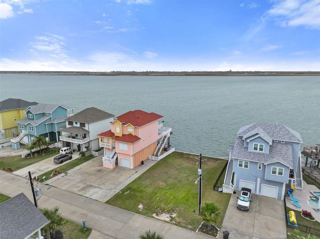 1618 Windsong Way, Tiki Island, TX 77554