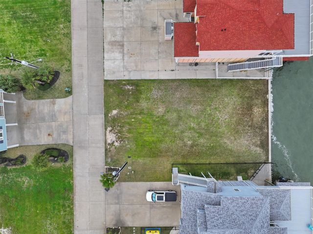 1618 Windsong Way, Tiki Island, TX 77554