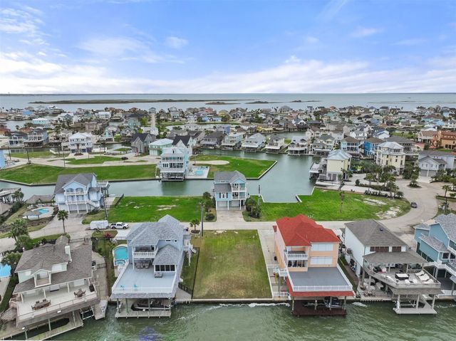 1618 Windsong Way, Tiki Island, TX 77554