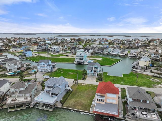 1618 Windsong Way, Tiki Island, TX 77554