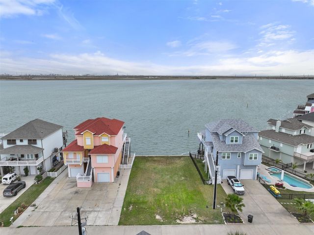 1618 Windsong Way, Tiki Island, TX 77554