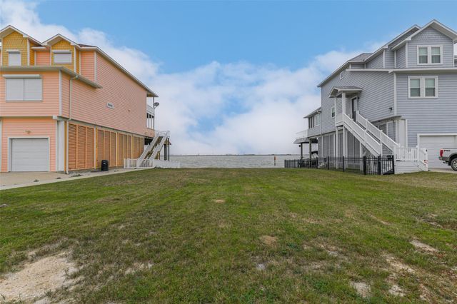 1618 Windsong Way, Tiki Island, TX 77554