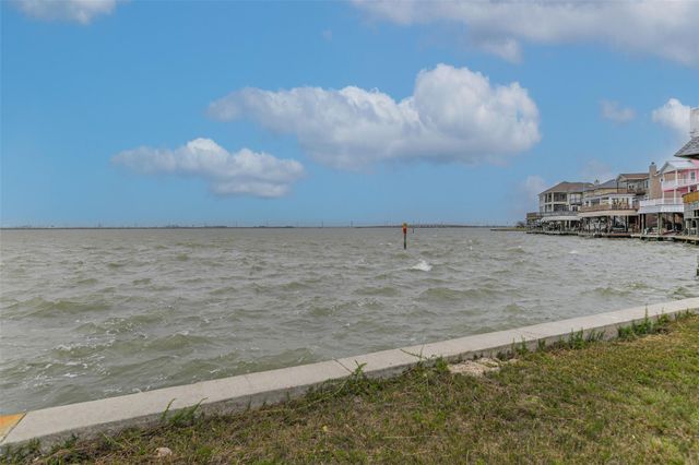 1618 Windsong Way, Tiki Island, TX 77554