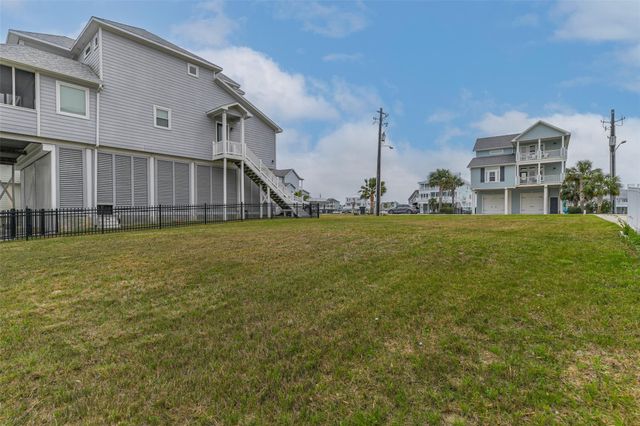 1618 Windsong Way, Tiki Island, TX 77554